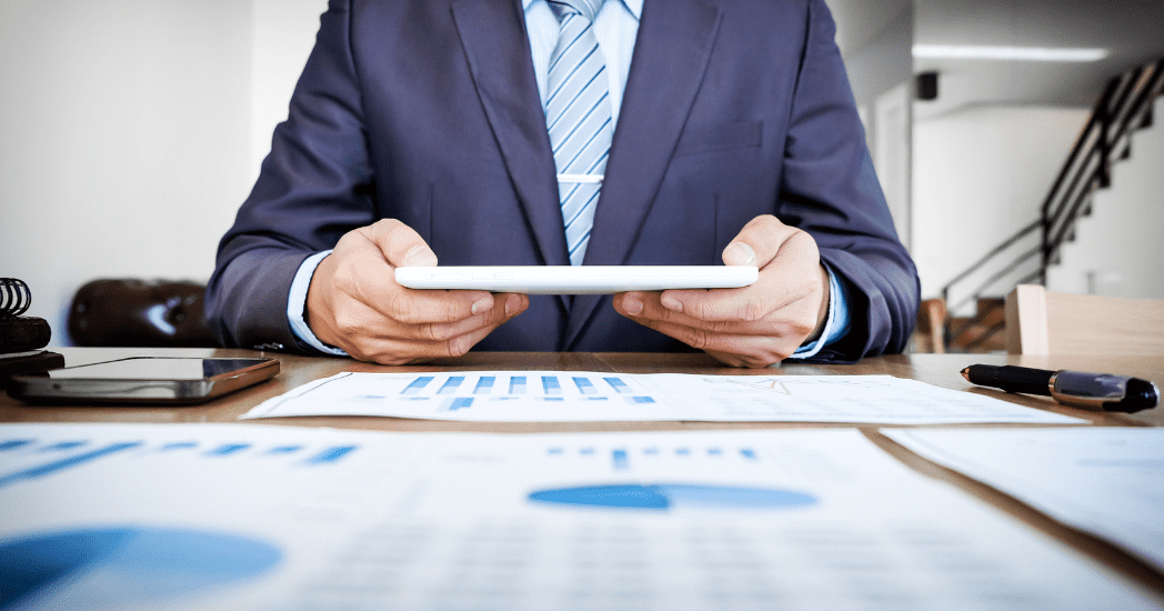 auditor interno verificando datos de una empresa