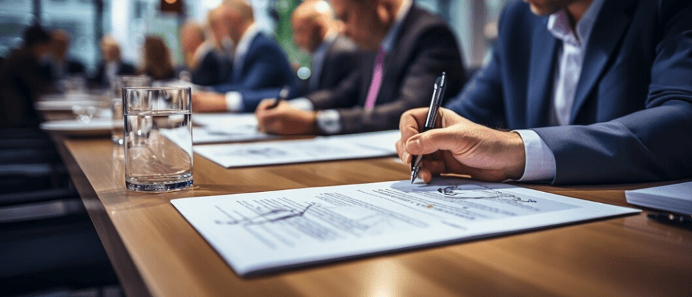 personas realizando firma de precios de transferencia