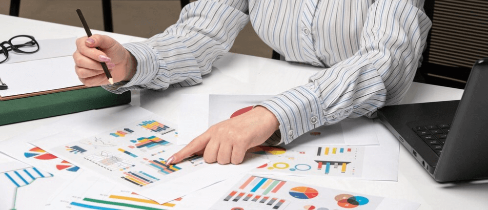 persona realizando un estado financiero 